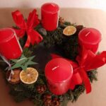 Adventskranz mit vier roten Kerzen